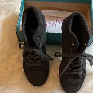 GREAT CONDITION SOZE 8.5 Blowfish SUPER CUTE SHOES CHARCOAL SHOES TOO CUTE